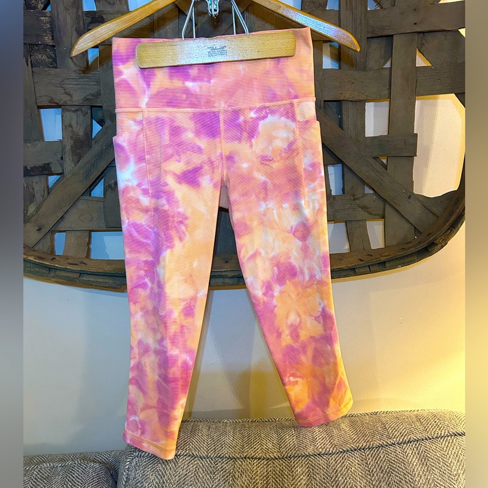 Athleta Salutation Stash Pocket II Capri Leggings - Peach Tie Dye in Size Small